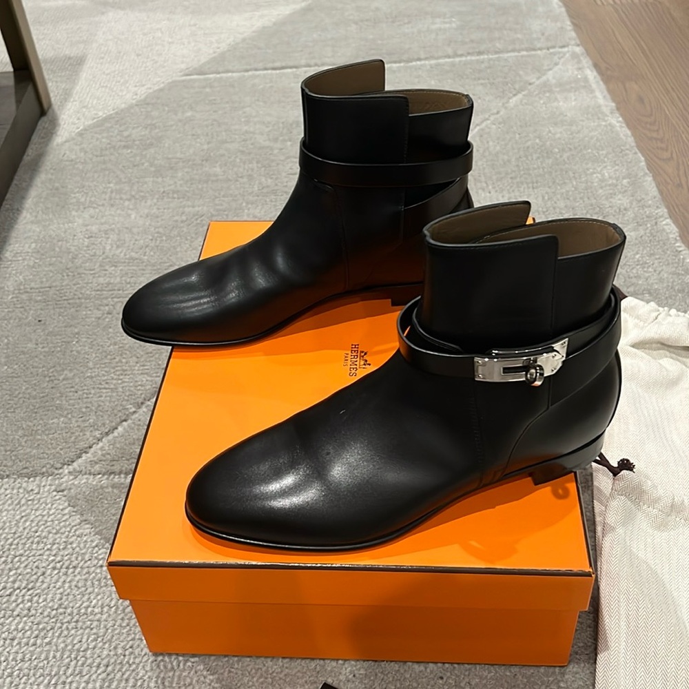Authentic.  Hermes Neo Calfskin ankle boots    Black. Size 40.5.  Like new.